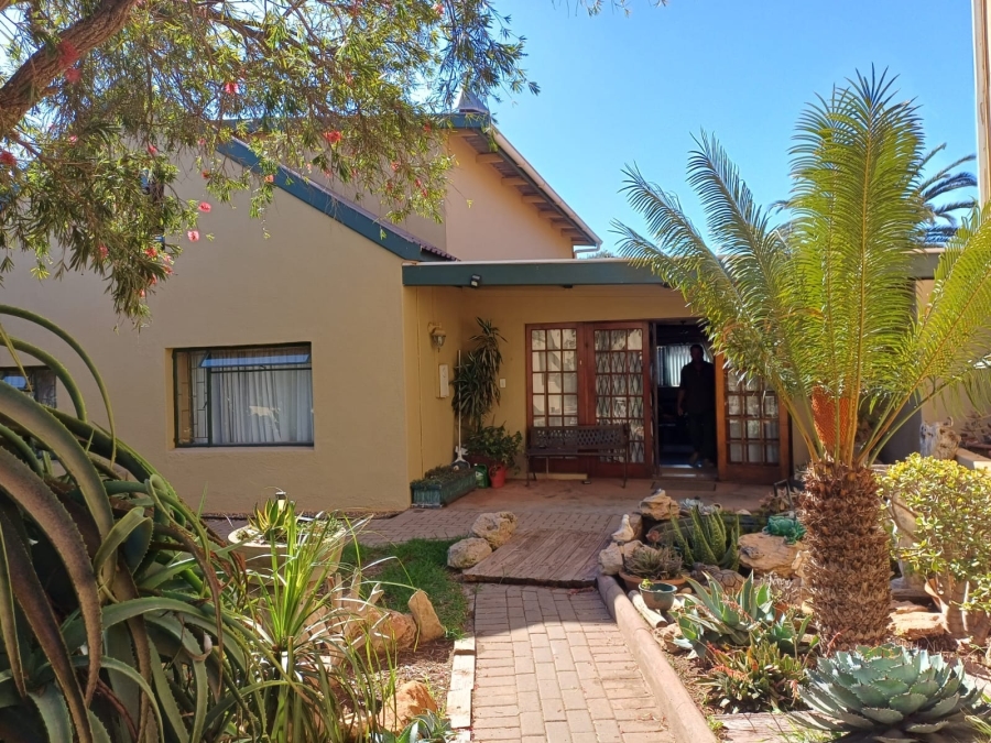 6 Bedroom Property for Sale in Vredenburg Western Cape